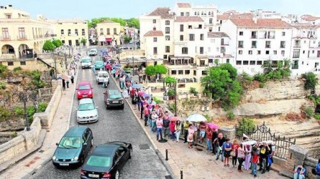 Casting lineup with rare June rains in Ronda. Photo© diariosur.es - http://www.diariosur.es/interior/201406/25/misterioso-rodaje-ronda-20140625000454.html